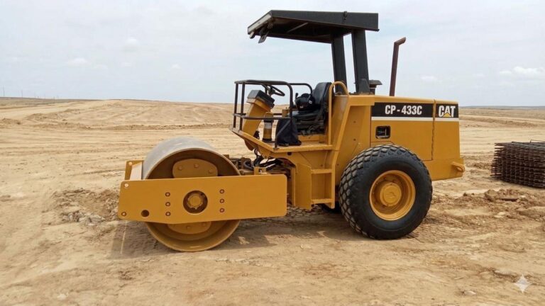 Vibrocompactador CP 433C compactando capa de relleno